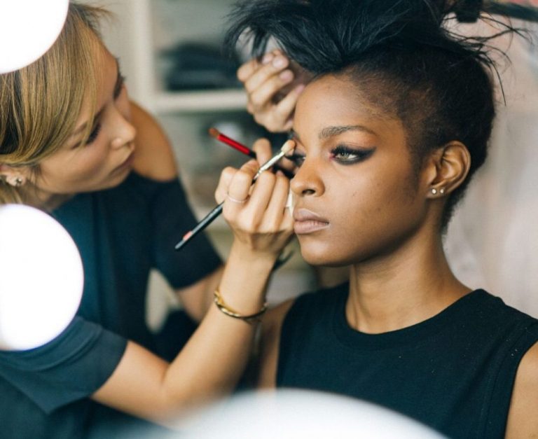How to Become a Makeup Artist 2